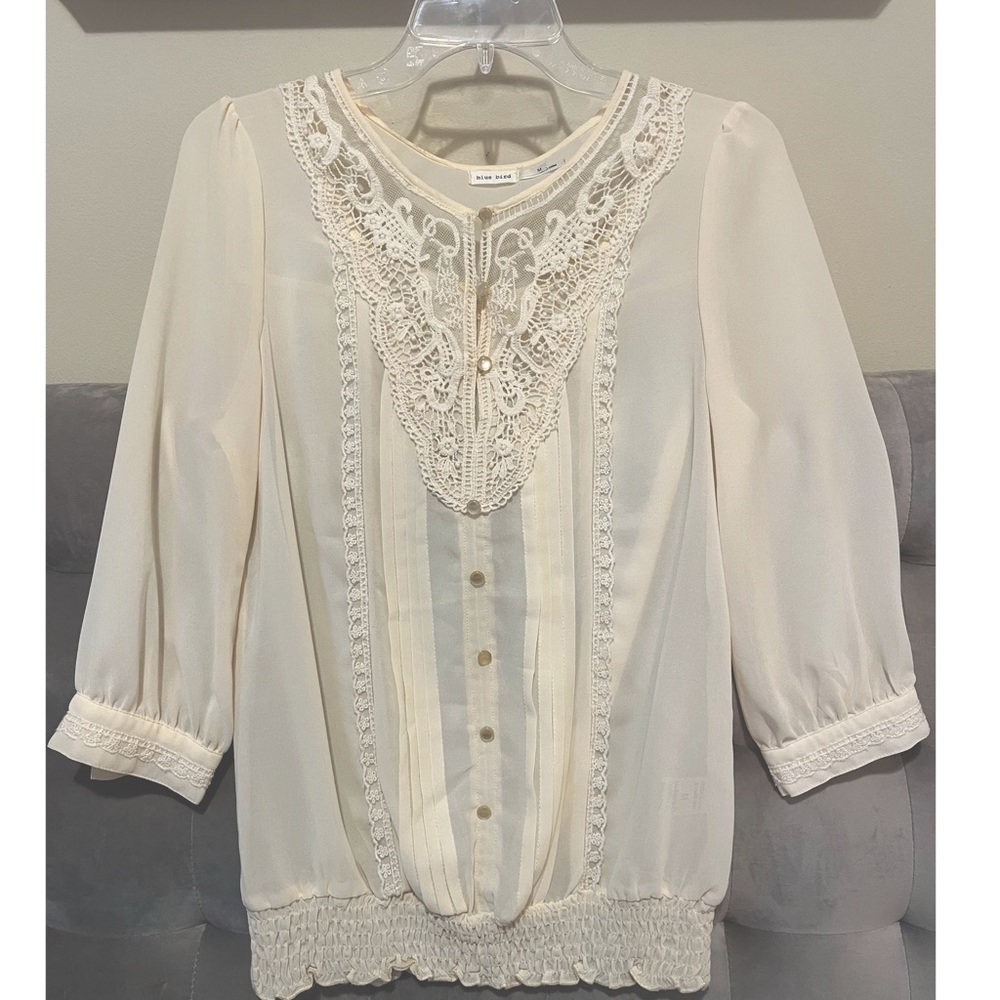 FITS AS A S/M 🤍 MINT CONDITION BOUTIQUE SHEET LACE CREAM COLORED TOP